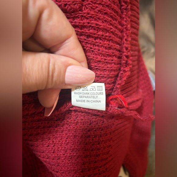 Like new red knitted cardigan w/ pockets- size l/xl - Picture 10 of 10